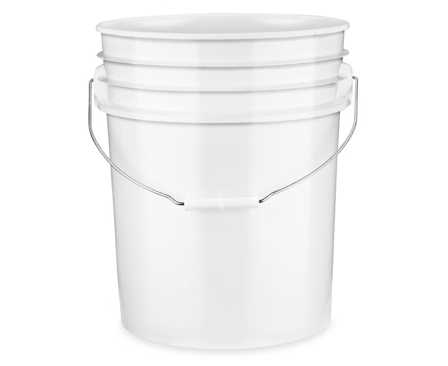 CHAUDIÈRE DE PLASTIQUE 18.9L. AVEC ANSE DE MÉTAL (H)