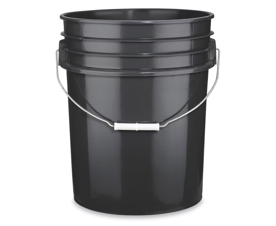 CHAUDIÈRE DE PLASTIQUE 18.9L. AVEC ANSE DE MÉTAL (L)
